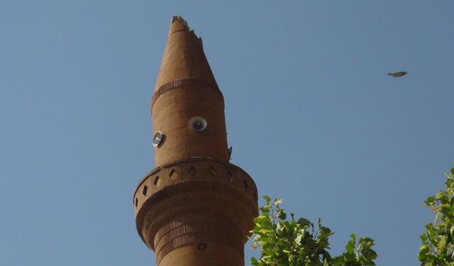 Cami minaresine yıldırım düştü, müezzin yaralandı