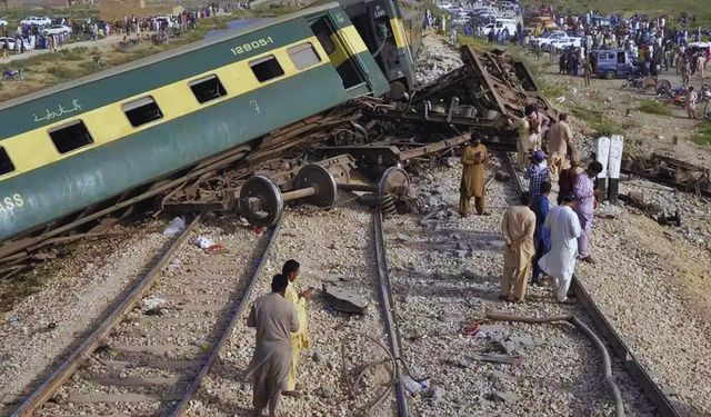 Hindistan'da yolcu treni raydan çıktı, 2 kişi hayatını kaybetti