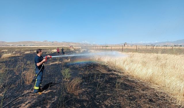 Van'da tarlada çıkan yangın söndürüldü