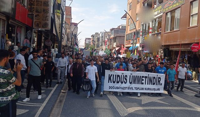 Doğubayazıt'ta yüzlerce kişi Gazze için yürüdü