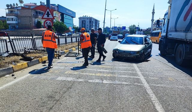 İpekyolu Caddesi’nde araç refüje çarparak durabildi