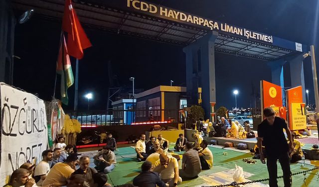 HÜDA PAR Üsküdar Teşkilatı’ndan Gazze gemisi nöbeti tutan aktivistlere destek