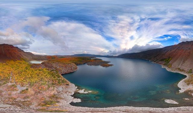 Nemrut Krater Gölü'nde sonbahar güzelliği