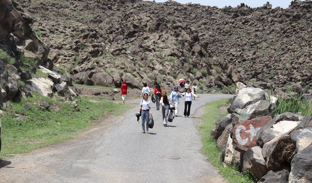 Gençler ve çocuklar, Ağrı Dağı eteklerindeki ormanda temizlik yaptı