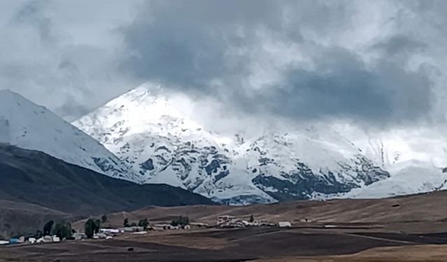 Ağrı'nın yüksek kesimlerine kar yağdı