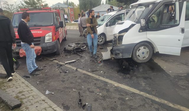 Ağrı’da iki araç kafa kafaya çarpıştı: 5 yaralı