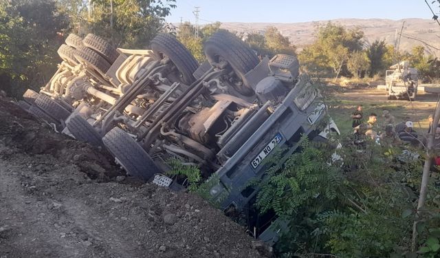 Erzincan'da devrilen beton mikserinde sıkışan sürücüyü itfaiye ekipleri kurtardı