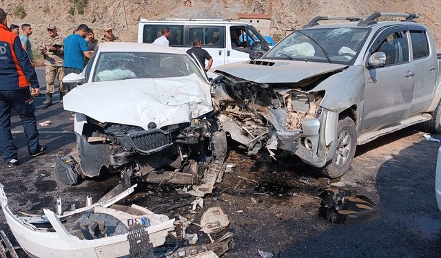 Hakkari'de pikap ile otomobilin çarpıştığı kazada 6 kişi yaralandı