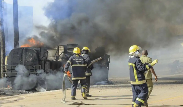 Yakıt yüklü tanker devrildi: Çok sayıda ölü var