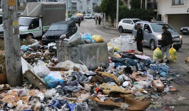 İzmir sokakları çöp yığınlarıyla dolu!