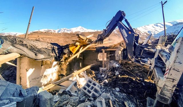 Çatak’ta metruk yapılar yıktırılıyor