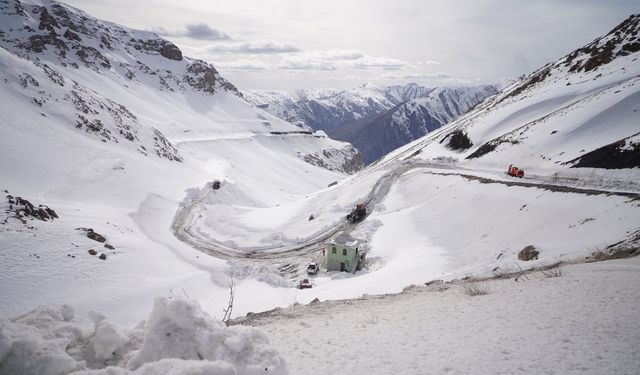 Van-Bahçesaray yolu yeniden ulaşıma açıldı!