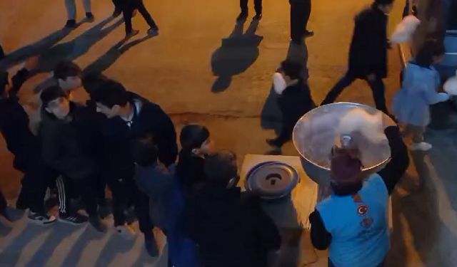 Van’da camiye gelen çocuklara tatlı sürpriz