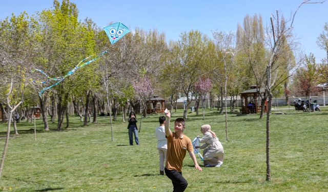 Van'da özel çocuklar için uçurtma şenliği