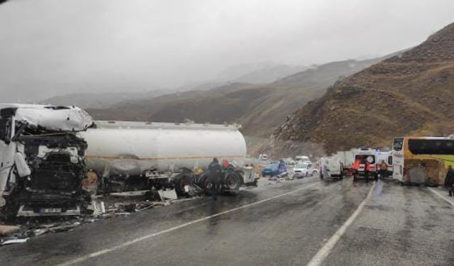 Van Hakkari yolunda trafik kazası! Çok sayıda yaralı var!