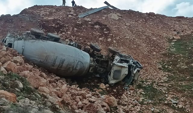 Beton mikseri devrildi, 2 kişi yaralandı