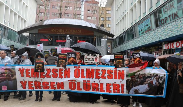 Boykotlu işletme önünde Gazze protestosu: "Yemezsen ölmezsin, yersen ölürler"