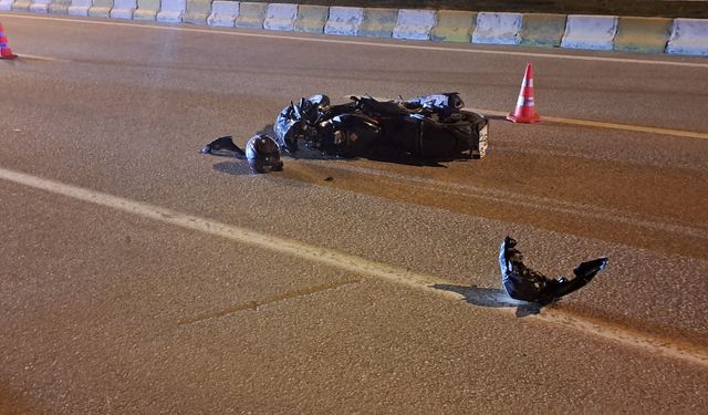 Van'da motosiklet otomobile çarptı! Yaralı var...