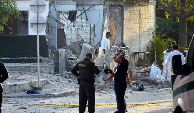 Kolombiya'da polis karakoluna bombalı saldırı: 2 ölü, 24 yaralı