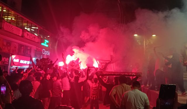 Van’da tarihi gece: Vanspor 1. Lig’e yükseldi, kentte şampiyonluk coşkusu