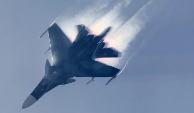 Rusya'ya ait Su-35 savaş uçağı düşürüldü