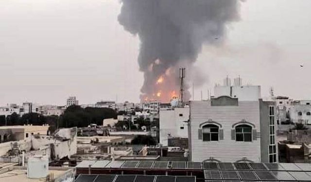Siyonist rejim Yemen'e saldırdı: Hudeyde limanı denizden hedef alındı