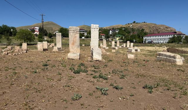 Tarihi Selçuklu Mezarlığı’nda kazı ve restorasyon çalışmaları sürüyor