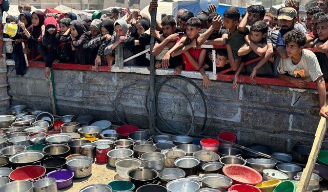 Gazze'de 650 bin çocuk bir lokma ekmek bekliyor