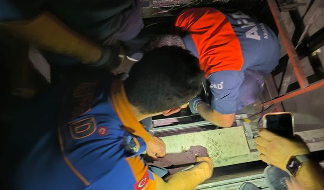 Van’da o kurumda 8 kişi asansörde mahsur kaldı