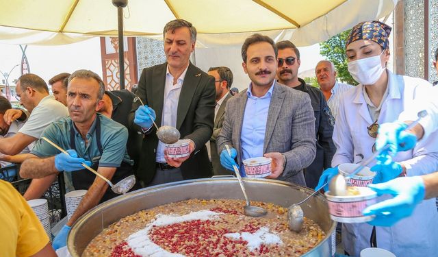 Gürpınar’da vatandaşlara aşure ikramı