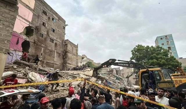 Pakistan'da bina çökmesi: 27 ölü