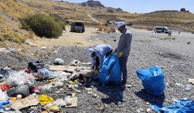 Amik Sahili’nde temizlik çalışması