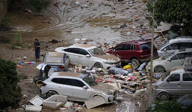 Endonezya'da sel ve heyelan bilançosu ağırlaştı: Yaşamını yitirenlerin sayısı 248'e ulaştı