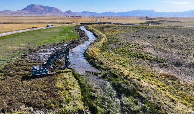 Çaldıran’da dere ıslah çalışmaları devam ediyor