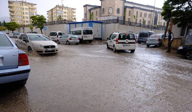 Van’da şiddetli yağmur hayatı olumsuz etkiledi! Vatandaşlar hazırlıksız yakalandı