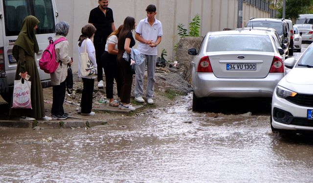Van’da altyapı çöktü! Sağanak sonrası ilginç görüntüler kamerada