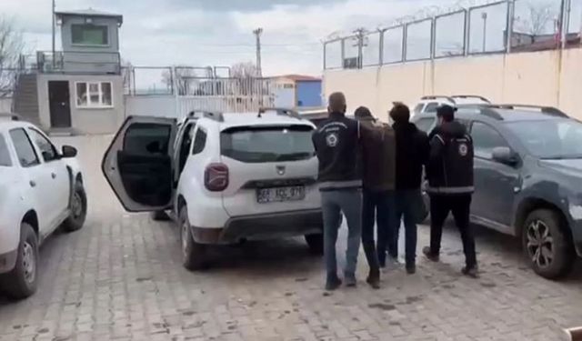 Tırın gizli bölmesinde 20 kaçak göçmen yakalandı