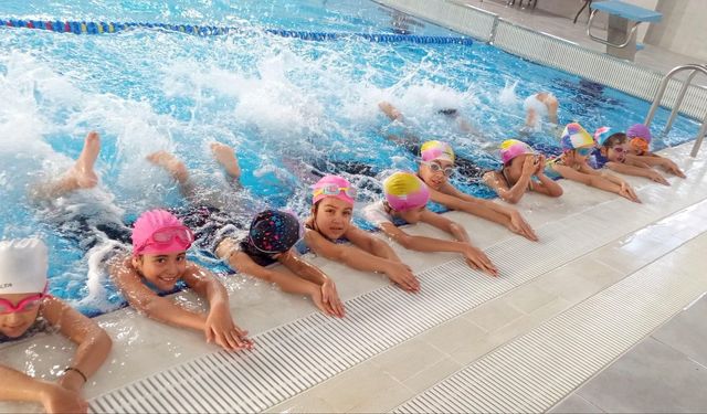 Muradiye’de yüzme eğitimleri tüm hızıyla devam ediyor!