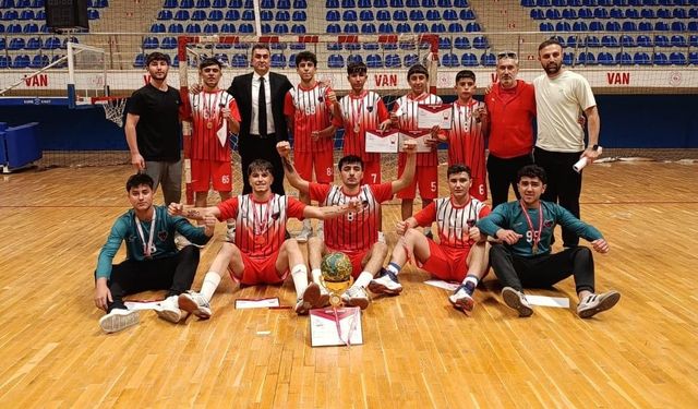 Edremit Şehit Murat Demirci Lisesi hentbol takımı namağlup şampiyon!