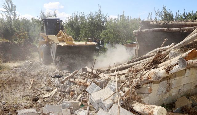 Edremit’te ahırlar kaldırılmaya devam ediyor