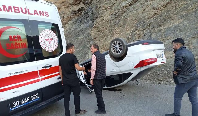 Hakkari’de araç takla attı: 3 kişi yaralandı