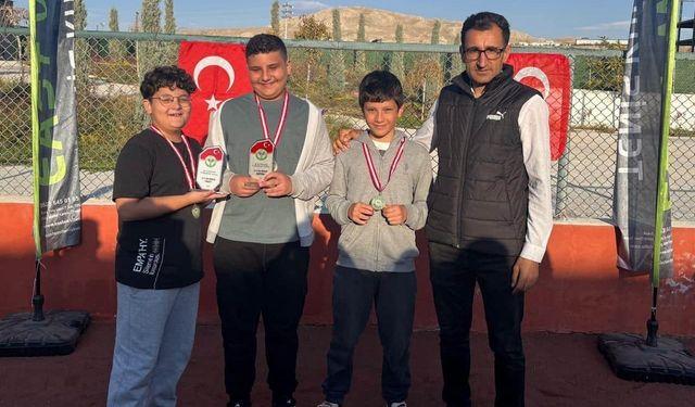 Van’daki tenis turnuvasının kazananları belli oldu