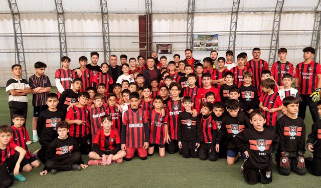 Vanspor Başkanı Erol Temel’den Futbol Okulu’na moral ziyareti