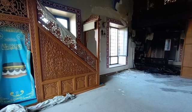 Bitlis’te camide çıkan alevler yapıyı küle çevirdi