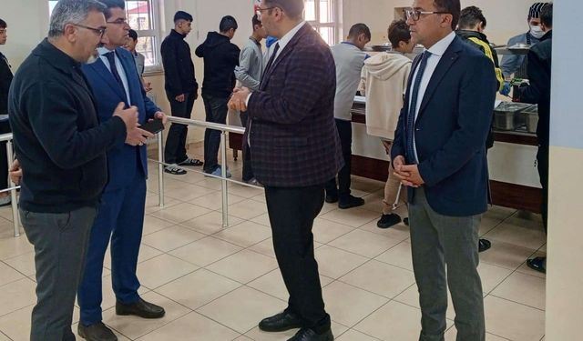 Edremit İlçe Milli Eğitim Müdürü, öğrencilerle kahvaltıda buluştu