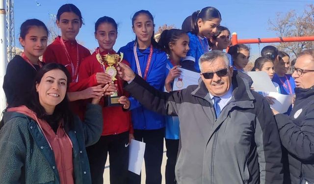 Hilmi Irak Ortaokulu’ndan iki branşta gururlandıran başarı