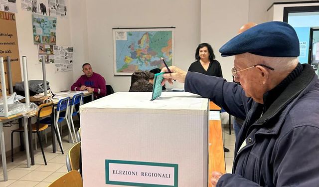 İtalya'da halk üç büyük bölgesinde seçim için sandık başında