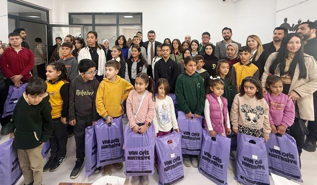 Kaymakam Gilan’dan dereceye giren öğrencilere ödül