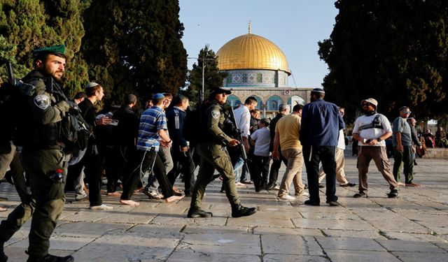Siyonist yerleşimciler, Mescid-i Aksa'ya baskın düzenledi