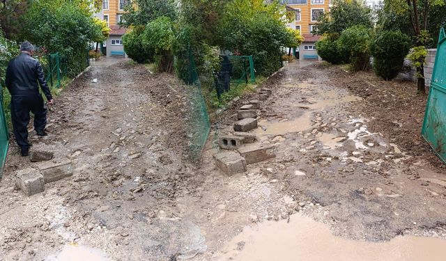 Van’da Arvas Camii girişi yağmurda çamur içinde kaldı